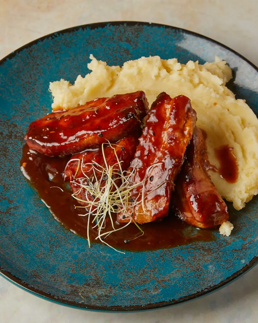 Χοιρινή πανσέτα καραμελωμένη με σάλτσα BBQ και πουρέ πατάτας