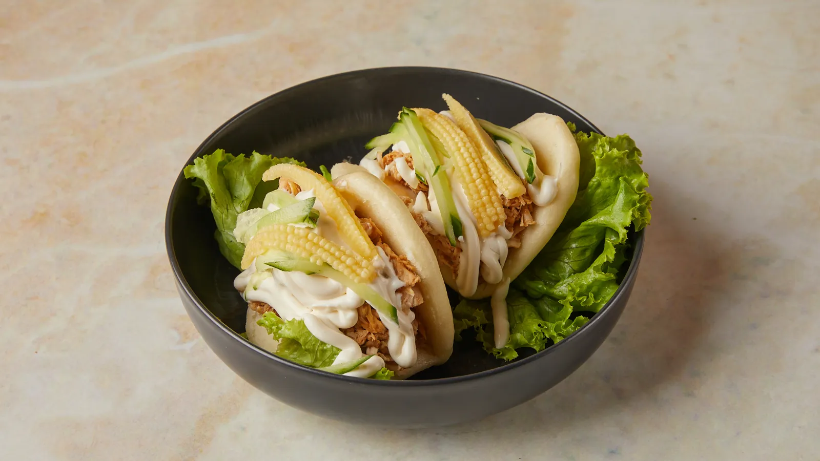 Αφράτα bao buns με γέμιση και φρέσκα λαχανικά