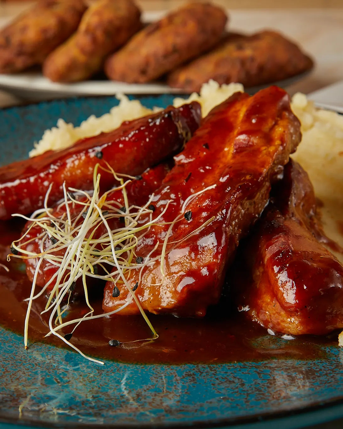 Χοιρινή πανσέτα καραμελωμένη με σάλτσα BBQ και πουρέ